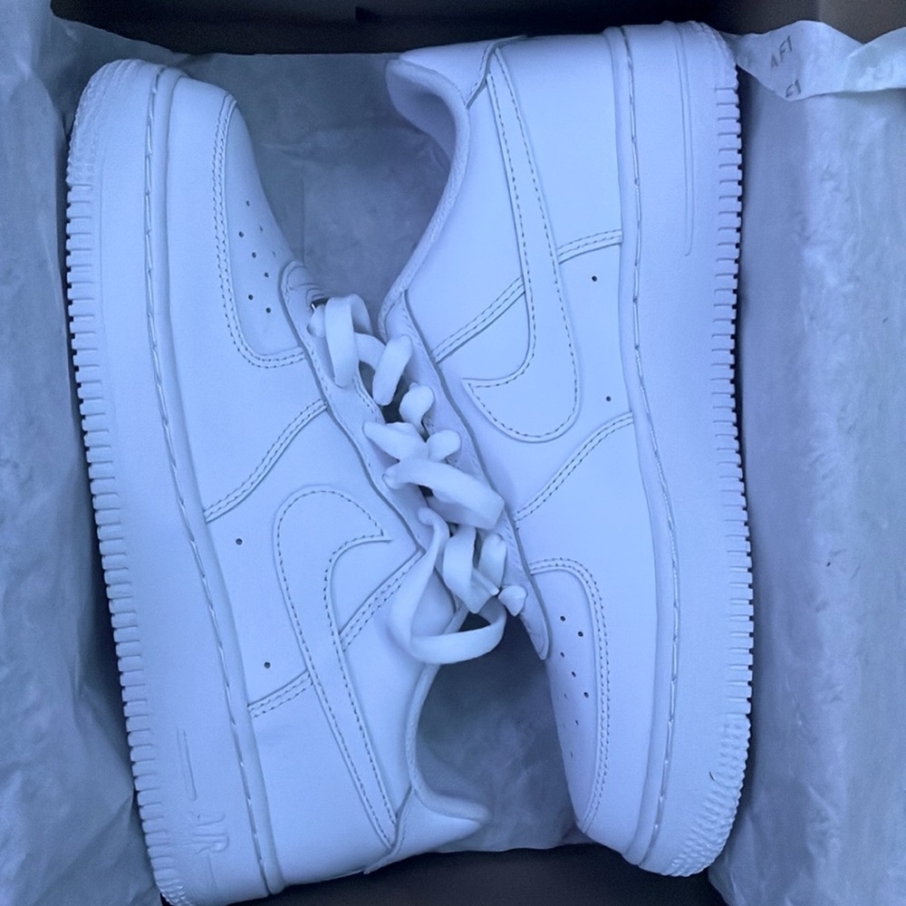 White airforces only worn once no creases no dirty marks just looks very new - Picture 1 of 3